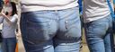 The wife clearly highlights the line of the panties that have been eaten into the jeans beautiful big ass! !!