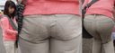 老婆明明把被吃進褲子裡的內褲線帶出來了漂亮的大屁股！ ！！