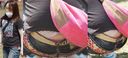 청바지의 허리에서 찐 충격의 핑크 팬티를 들여다 보는 젊은 엄마! !