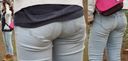 Young mom clearly highlights the line of panties that have eaten into the jeans beautiful buttocks! !!