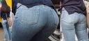 Mom clearly highlights the hip line on the beautiful buttocks of jeans corrected by the girdle! !!