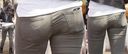 언니는 바지의 아름다운 엉덩이에 팬티의 가랑이 라인을 분명히 강조! !