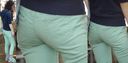 Young mom clearly highlights the shapely hip line on the beautiful buttocks of the pants! !!