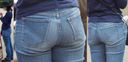 Mom lightly highlights the line of panties sticking to the beautiful buttocks of jeans! !!