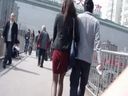 【수량 한정】시티 촬영 미녀 048 「빨간 스커트/남자친구와 손을 잡는 데이트」