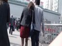 【수량 한정】시티 촬영 미녀 048 「빨간 스커트/남자친구와 손을 잡는 데이트」