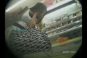 [Exposure] Real Gachi! Convenience store, gal in the city, beautiful woman's skirt hidden ♪ in pants, quite eating condor! !!