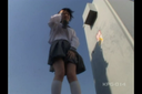 【Strong wind Moropan】 Shooting J〇 on the roof! The miniskirt flips up in the strong wind! Hidden photo ♪ of raw bread with a separate camera