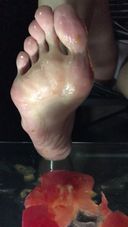 【Vertical Video】Beautiful Foot Girl's Food Crush * Tomato * Front (1) Moe (5) FETK00470