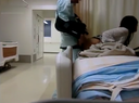 【個人撮影】入院中の若者が仕事終わりのナースと病室内でセックスしちゃってる…！