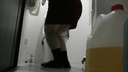 【Toilet cover-up】Take down your pants in the toilet of a chubby kawa plump gal and put on your pants.