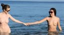 兩個穿著玻璃酒的白美女在沙灘上快樂地裸泳 ♪
