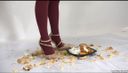 タイツを履いてフードクラッシュ　ハイヒールで弁当を踏みつける女性