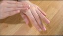 여성의 손 페티쉬 손바닥을 윤기있게 만들기 위해 물이나 크림을 바르십시오