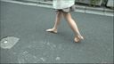 발바닥의 흙 페티쉬 맨발로 걷는 여자 또는 공중 화장실