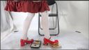 Dosoku Food Crush 메이드 옷과 귀여운 빨간 신발을 신고 음식을 밟습니다.