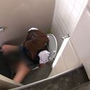 【個撮】スレンダーボディの清楚系美女。トイレでこっそりオナニーしているところを覗いちゃいました。