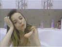 未經審查的個人鏡頭業餘手淫在一個非常可愛的蘿莉蘿莉美少女的浴缸裡　