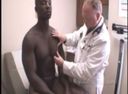 男子氣概的黑人是在體檢時收集的精液