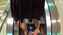 【Upside down shooting】 Smartphone shooting inside the skirt on the escalator (panchira)