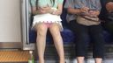 [Face-to-face panchira] Super beautiful legs that make you want to lick, pink panchira on the train of a fair-skinned older sister! Delta area clear!