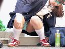 女子校生　大股開きでパンチラ