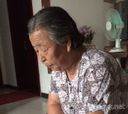 肥胖的脂肪在一張76歲的臉和一個溫柔的老人的房子里顯示出發光。