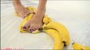 フードクラッシュ　ケーキ、バナナ。キウイ、ミカンをパンストと裸足で踏みつける