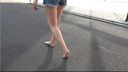 맨발의 페티쉬 맨발의 소녀 아스팔트 도로 또는 뒷골목