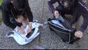 鞄クラッシュ動画　エナメルのバックを女性二人でボロボロに壊す