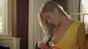 一個自慰視頻，其中一位西方金髮美女手拿著自慰裝置，微笑著刺激她的和栗子並做瑜伽！