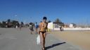 [Beach exposure] An exhibitionist work that walks around and squirts fingers masturbates while showing on a beach with a lot of people in summer!