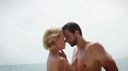 ビーチにてブロンドショートカットの激美女とイケメン男性が全身全裸で絡み合うアート感満載なイメージ作品！