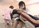 안경 미인 치과 의사가 팬티를 보여주면서 플라크를 제거! 갈카와 치과 조수로 「수치」도 해소해 주는 치과 의사!