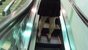 【Upside down shooting】 Smartphone shooting inside the skirt on the escalator (panchira)