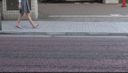 裸足フェチ　素足で街中を歩き足の裏を黒く汚す女性