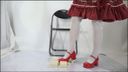 Dosoku Food Crush 메이드 옷과 귀여운 빨간 신발을 신고 음식을 밟습니다.