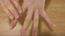 여성의 손 페티쉬 손가락과 손바닥을 빛나게 하기 위해 물이나 크림을 바르십시오.