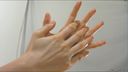 女性的手戀物癖 用水或乳霜，讓您的手指和手掌發光