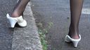 踵を踏んで歩く女性　パンプス、ローファー、スニーカーのカカトを踏みつぶして歩く