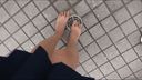 裸足フェチ　素足で汚いトイレに入って足の裏を黒くする