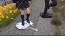 鞄クラッシュ動画　エナメルのバックを女性二人でボロボロに壊す