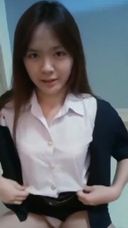 It is a healing self-portrait masturbation work where you can enjoy the uniform costume of a goddess with very cute chippie and a smile!