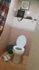 [Amateur woman in her 20s men's toilet manzuri video]
