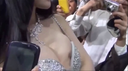 모터쇼에서 아름다운 캠페인 소녀의 젖꼭지가 완전히 노출됩니다.