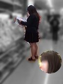 【Upside down shooting】 Smartphone shooting inside the skirt on the escalator (panchira)