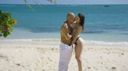 猛烈に美しい外国人モデルと真っ白な砂浜で青い海をバックにスキンヘッドのカメラマンとの開放的過ぎる野外露出セックス！