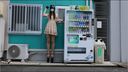 高身長女性フェチ　背の高い女の人がハイヒール履いて自販機と背比べ