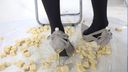 Food crush in high heels Trampling cashews, koya tofu, electronics and more