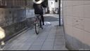 上履きフェチ　踵を踏んだまま自転車に乗る女性